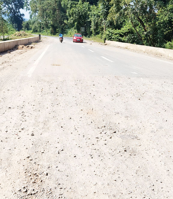 किरंदुल-दंतेवाड़ा सडक़ दर्जनों जगह उखड़ी, गड्ढों से हादसे का खतरा