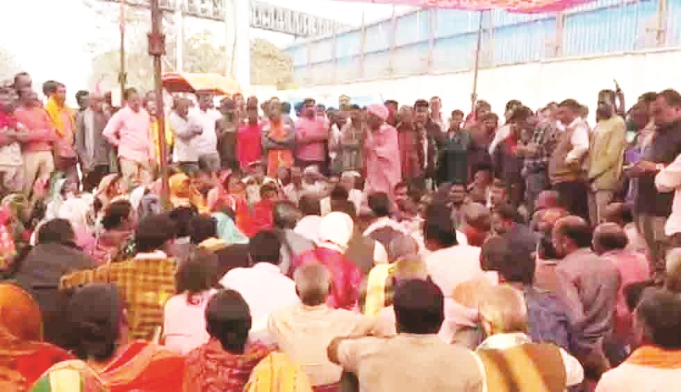 तमनार में 14 गांव के लोगों का तीसरे दिन भी धरना