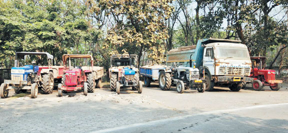 रेत के अवैध परिवहन में लगे 9 ट्रैक्टर जब्त 