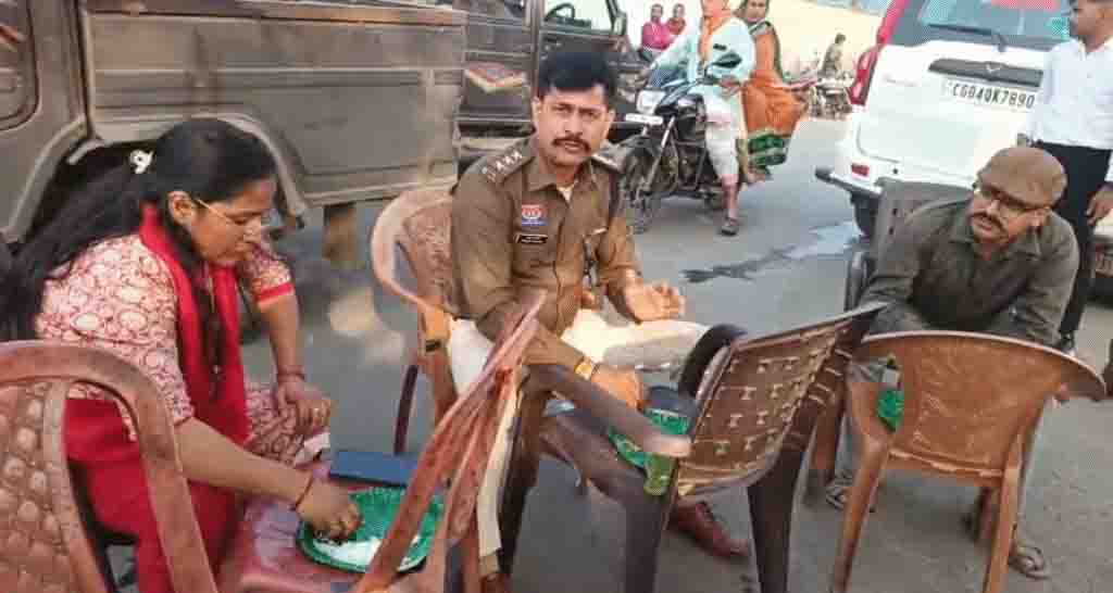 धरना स्थल पर दिखी संवेदनशील प्रशासन की मिसाल