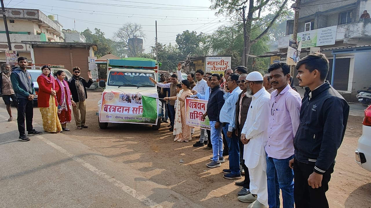 आत्मनिर्भर अभियान के वस्त्रदान समिति रथ को कुलपति ने दिखाई हरी झंडी