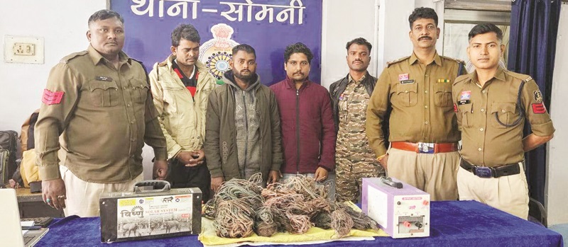 केबल तार और पंप चोरी के फरार आरोपी गिरफ्तार