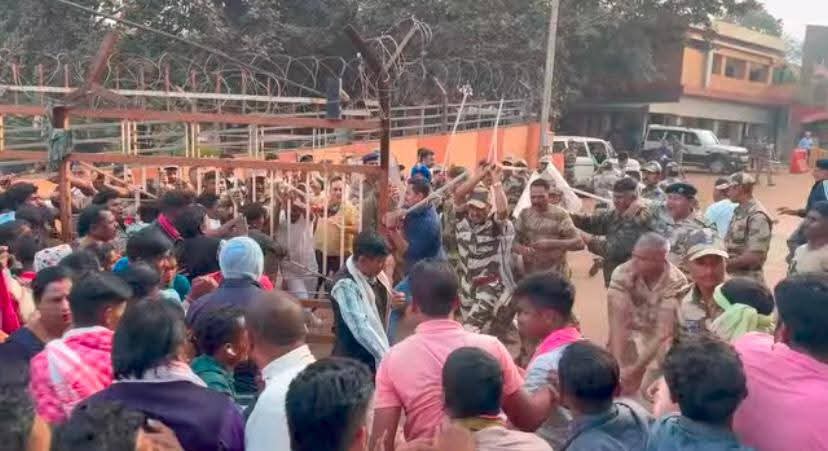 जनता कांग्रेस का प्रदर्शन, घेराव के दौरान चलीं लाठियां