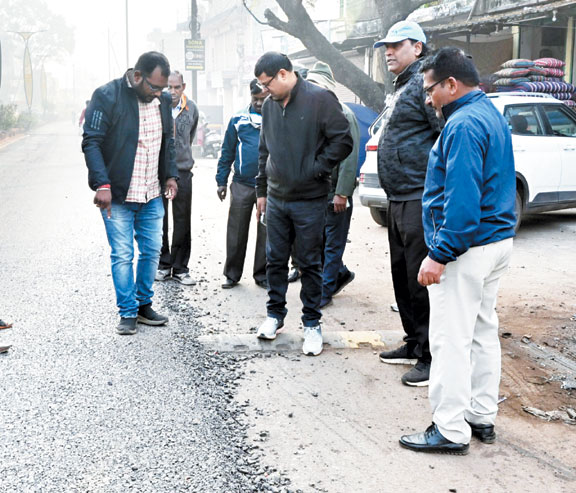  आयुक्त ने निर्माणाधीन सडक़ का निरीक्षण किया