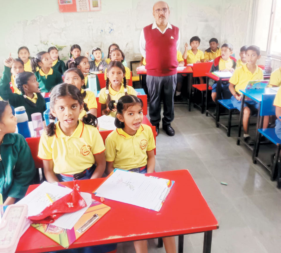 डीईओ ने दुर्ग विकासखण्ड के विभिन्न शालाओं का निरीक्षण