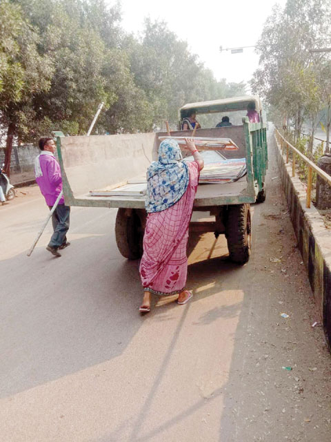 निगम की टीम ने 60 अवैध बोर्ड हटाए