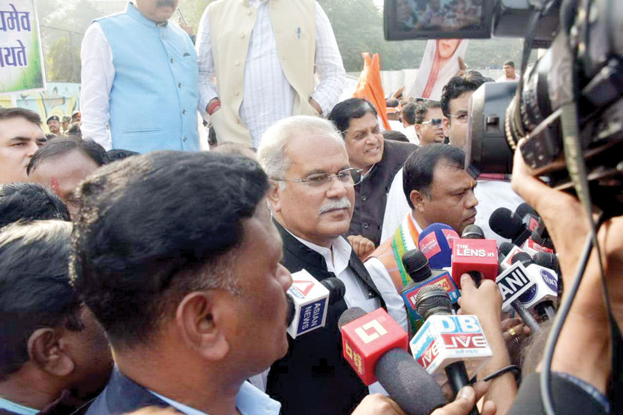 एकात्म परिसर पहले रोके गए कांग्रेसी, बैज-बघेल ने किया नेतृत्व