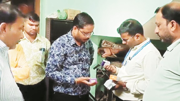 नकली दवाइयों का संदेह, दो मेडिकल दुकानों में छापा