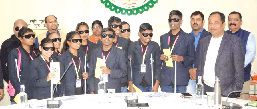  दिव्यधुन बैंड का सम्मान, तीन बच्चों को लैपटॉप भी