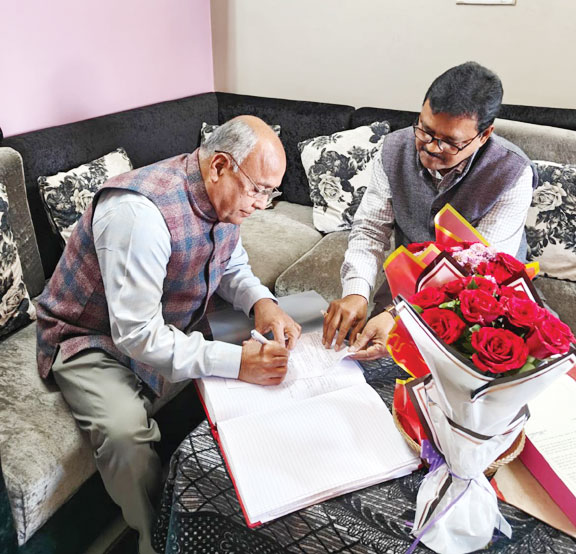 जिला सहकारी केंद्रीय बैंक के नए अध्यक्ष दिनेश व उपाध्यक्ष श्रीनिवास ने संभाला कार्यभार