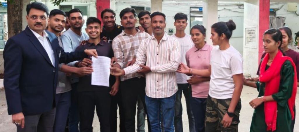 17 युवाओं को कांस्टेबल का नियुक्ति पत्र सौंपा एसएसपी ने, अनुशासन, ईमानदारी और समर्पण का दिया निर्देश  