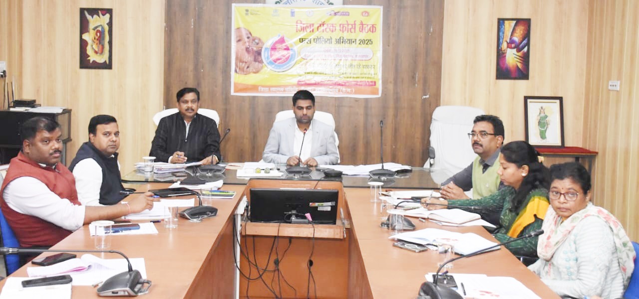 योजनाओं का लाभ जिले के अंतिम व्यक्ति तक पहुंचाने करें कार्य- कलेक्टर