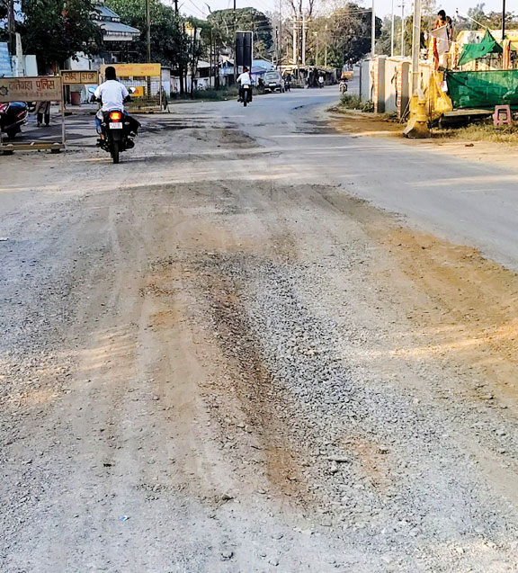  सडक़ जर्जर, नागरिक धूल से सराबोर