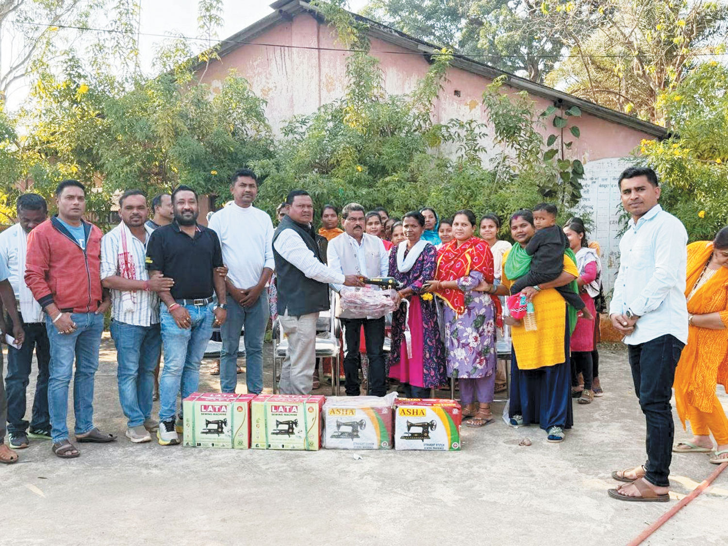 महिलाओं को आत्मनिर्भर बनाने विनायक गोयल ने सिलाई मशीनों का किया वितरण