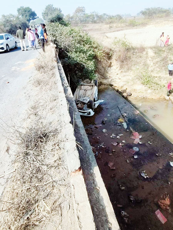 बेकाबू कार नाले में, तीन जख्मी