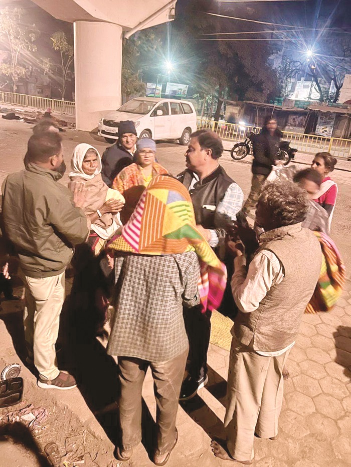 बेघर लोगों को ठंड व  शीत लहर से बचाने महापौर ने बांटे कम्बल