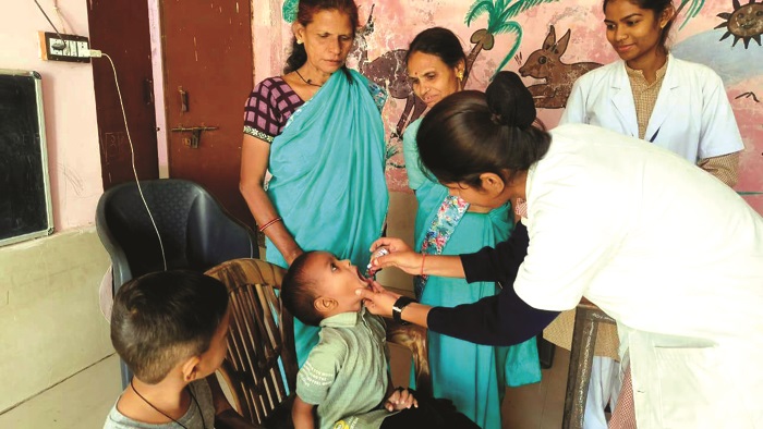 पल्स पोलियो की खुराक  पीने पहुंच रहे बच्चे