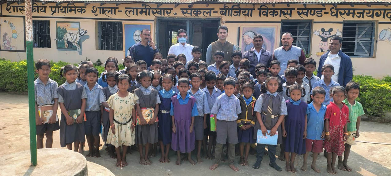 घने वनांचल के विद्यालय पहुंचे कलेक्टर, शिक्षा के नवाचारों को सराहा