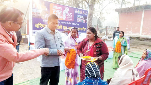 116 तीर्थयात्री रवाना, कलेक्टर ने बस को दिखाई झंडी