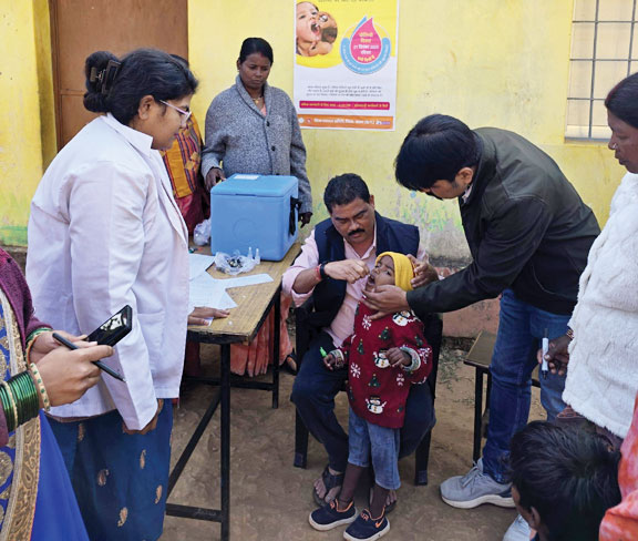 आंगनबाड़ी में बच्चों को पिलाई पोलियो की खुराक