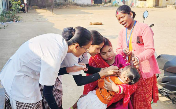 बच्चों ने पी दो बूंद जिंदगी की