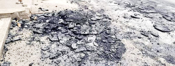  रातों रात बनी सडक़ सुबह होते ही उखड़ी, मरम्मत पर उठे सवाल