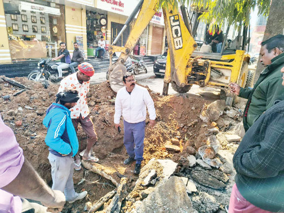  नाली ओवरफ्लो, निगम ने शुरू की जल निकासी व्यवस्था