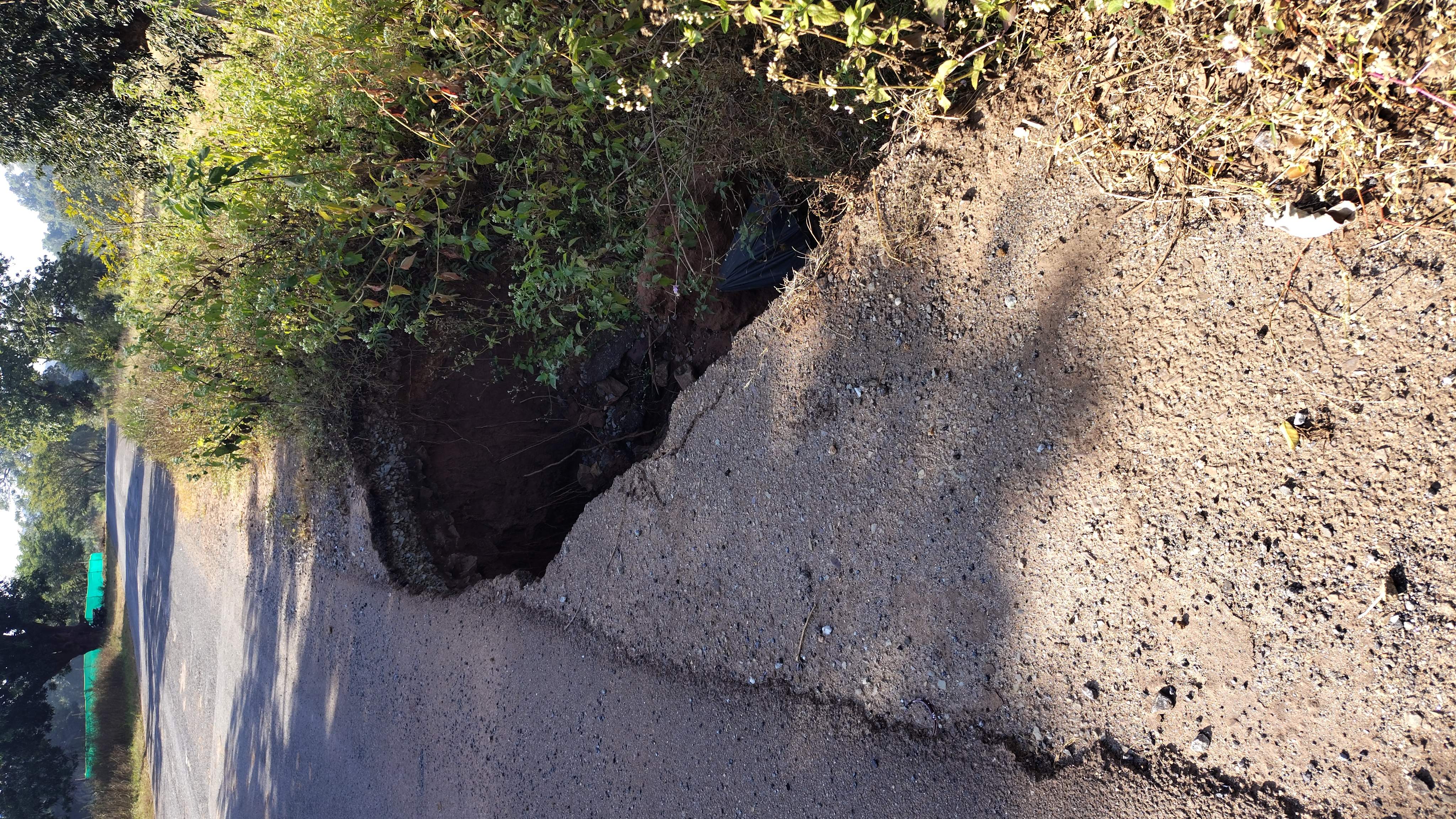 किरंदुल पालनार सडक़ क्षतिग्रस्त