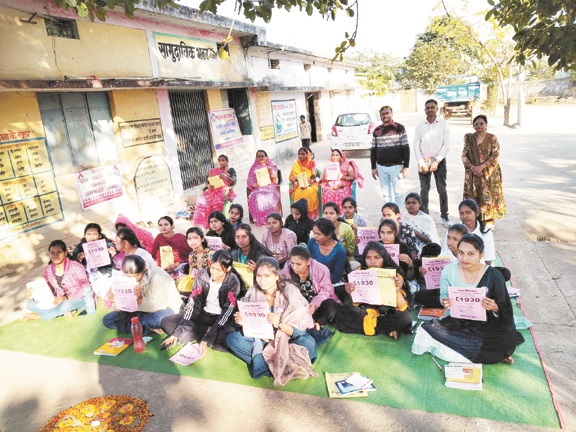 छात्राओं और ग्रामीणों को किया जागरूक