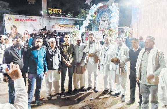 बाबा गुरु घासीदास जयंती पर निकाली रैली, मुस्लिम समाज  ने लड्डू बांटकर किया स्वागत
