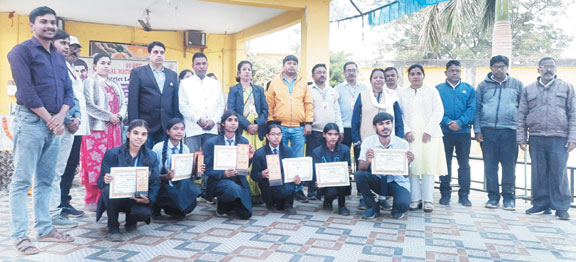  गणित स्पर्धा में सेजेस छिन्द के विद्यार्थी पुरस्कृत