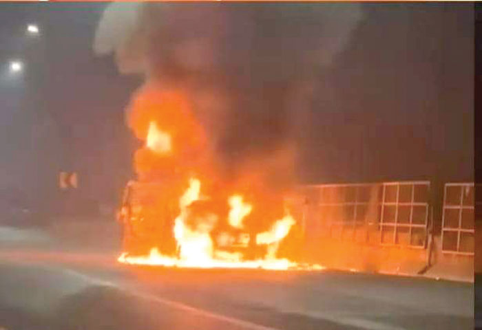 खमतराई ओवरब्रिज में स्कार्पियो धू धू कर जली