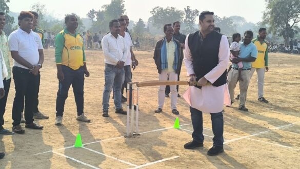 उमेश पटेल ने मैदान में उतर कर की बैटिंग, खिलाडिय़ों का बढ़ाया हौसला