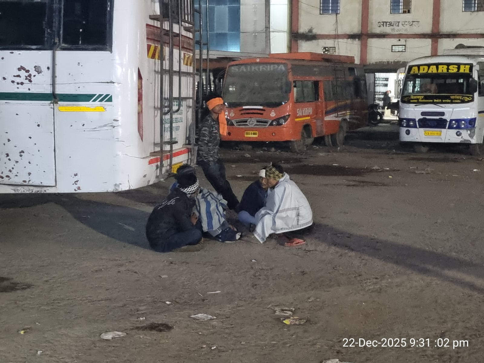 कड़ाके की ठंड,  अलाव की व्यवस्था नहीं होने की शिकायतें