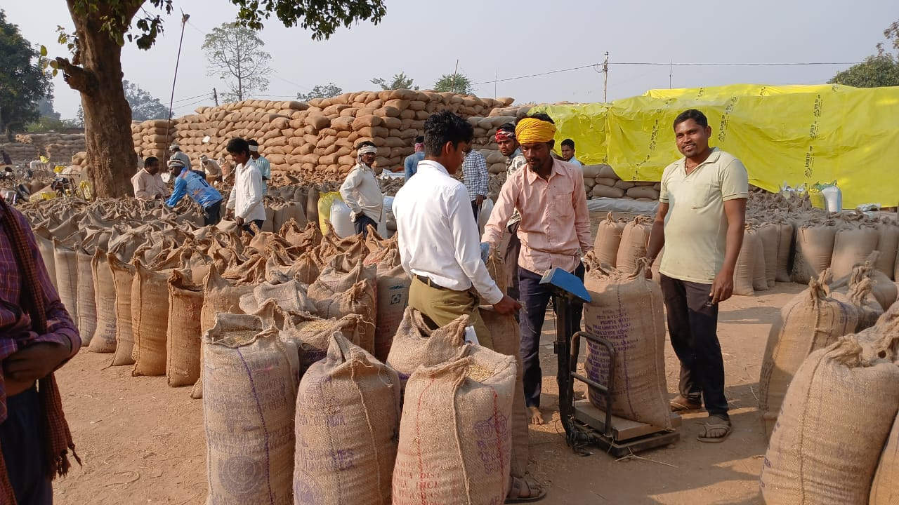 गरियाबंद के कई धान उपार्जन केंद्रों में अव्यवस्था
