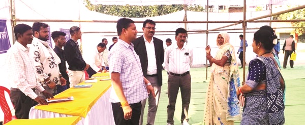 समाधान शिविर का आयुक्त ने किया निरीक्षण 