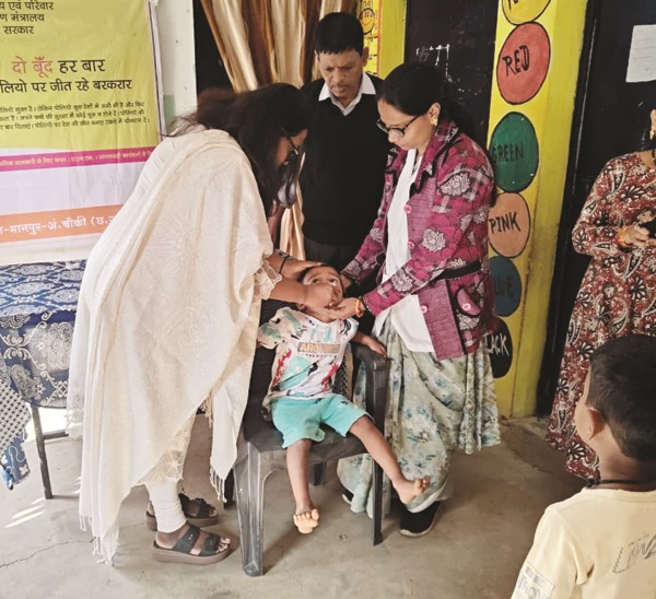 पोलियो अभियान  कलेक्टर ने भी पिलाई खुराक 