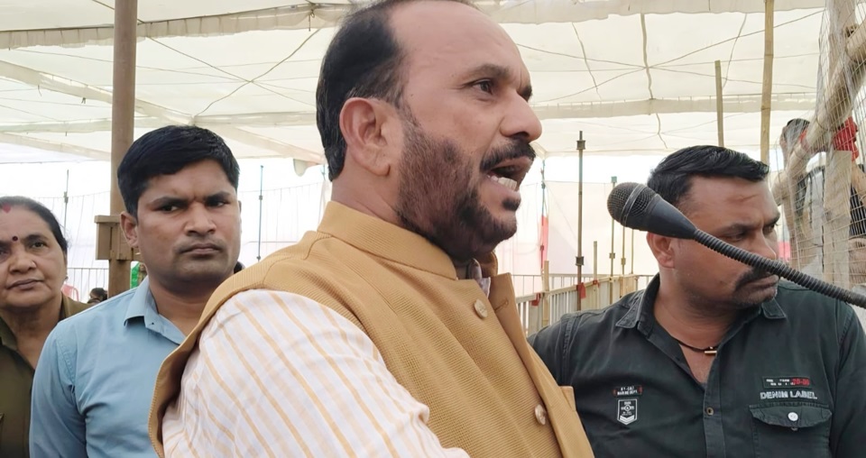 स्पंज आयरन कंपनी का  ग्रामीणों ने किया विरोध 