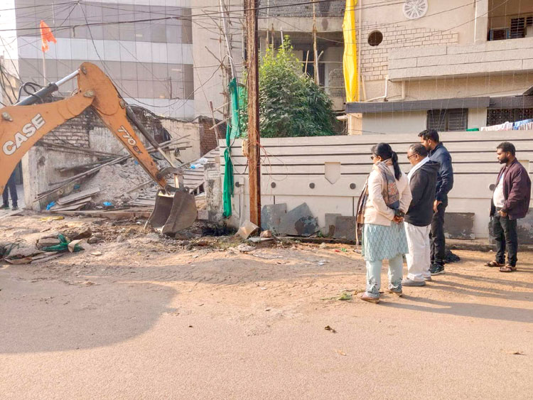 सफाई में बाधक पाटे तोड़े गए, दो भवन स्वामियों से 15 हजार जुर्माना भी