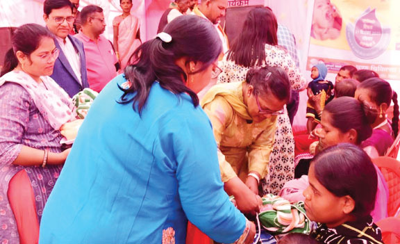 पल्स पोलियो अभियान में ग्रामीण बच्चों, महिलाओं और बुजुर्गों को बांटे स्वेटर व कंबल