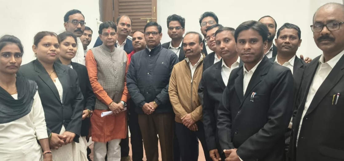 राजस्व मंत्री के आश्वासन पर वकीलों का बेमुद्दत बहिष्कार समाप्त