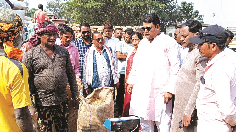 किसानों से धान का एक-एक दाना खरीदने के वादे से मुकर रही सरकार-जितेन्द्र