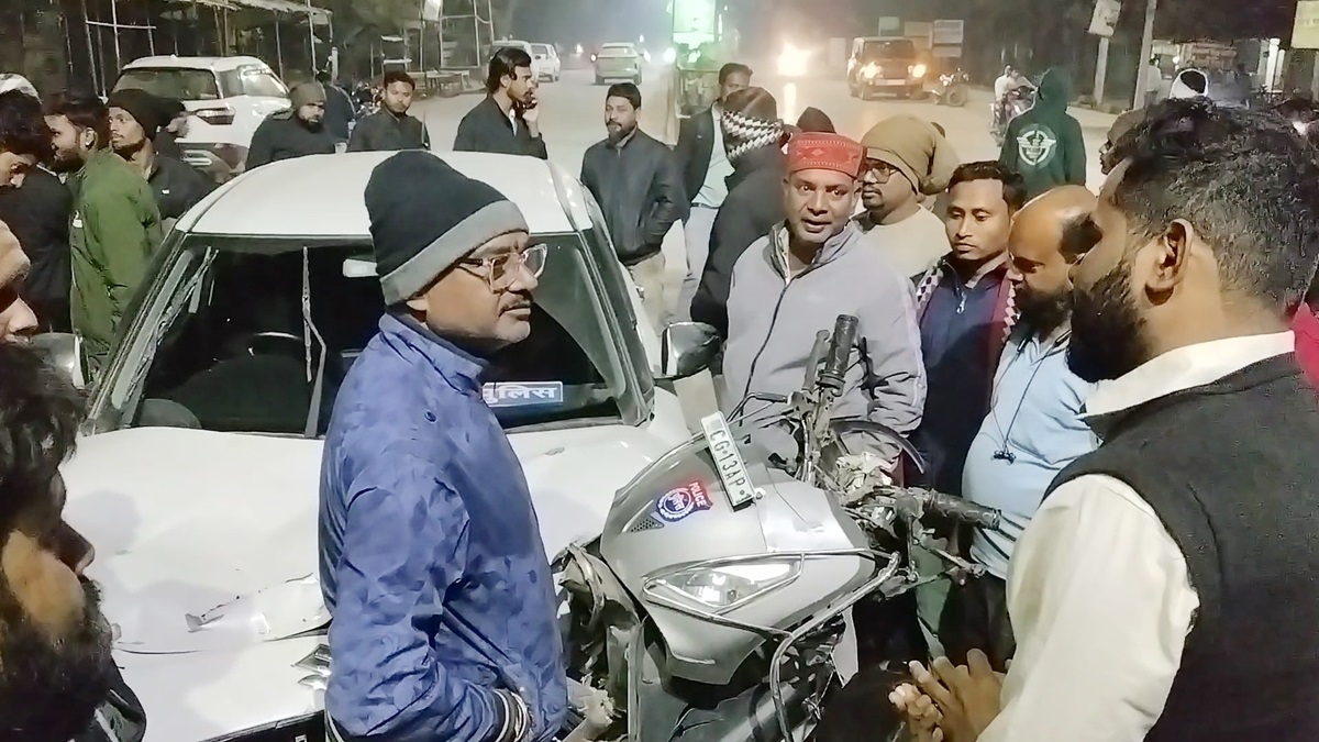  सडक़ हादसा, स्कूटी सवार घायल,  पुलिस अफसर पर आरोप