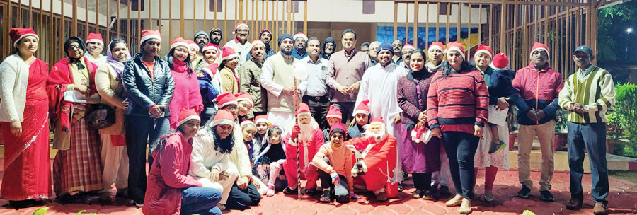 क्रिसमस की खुशियों की दस्तक, कैरोल गीतों से घर-घर बिखेरा प्रेम और भाईचारे का संदेश