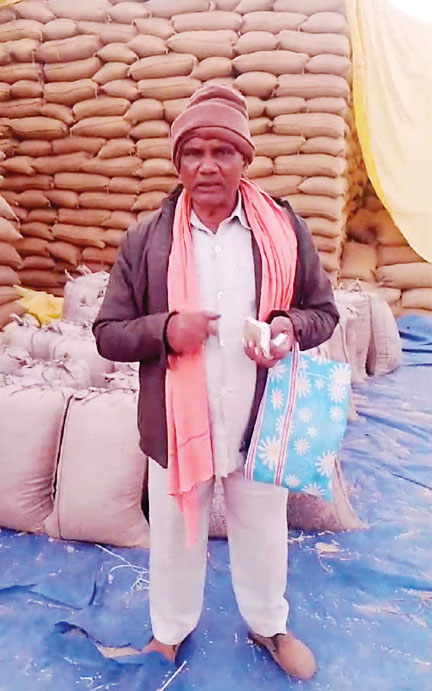  प्रतापपुर सहकारी समिति के प्रबंधक पर किसानों ने लगाए अवैध वसूली के आरोप