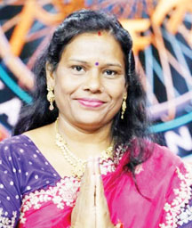 बच्चों को पढ़ाते-पढ़ाते रचा इतिहास, केबीसी की हॉट सीट तक पहुंचीं सरगुजा की शिक्षिका विभा चौबे