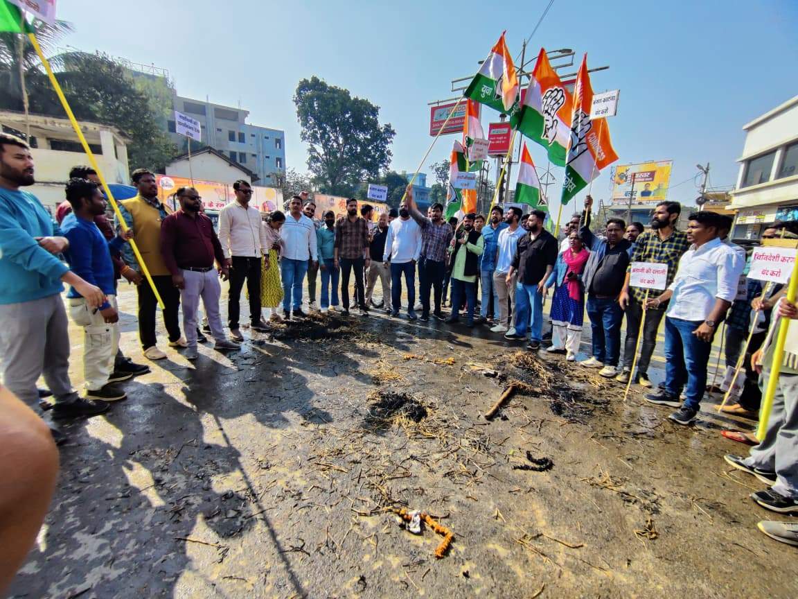 युवा कांग्रेस ने पीएम का पुतला फूंका