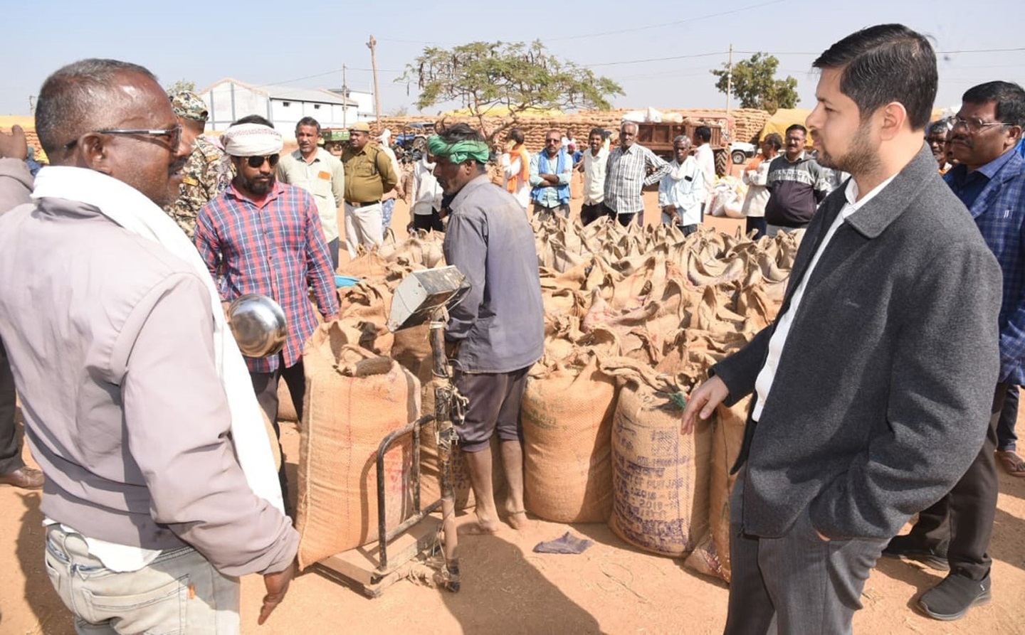 कलेक्टर ने धान उपार्जन केन्द्र मचान्दुर का किया निरीक्षण