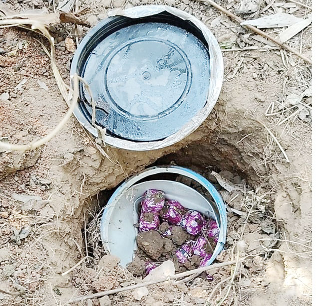 दो बम बरामद, किया नष्ट