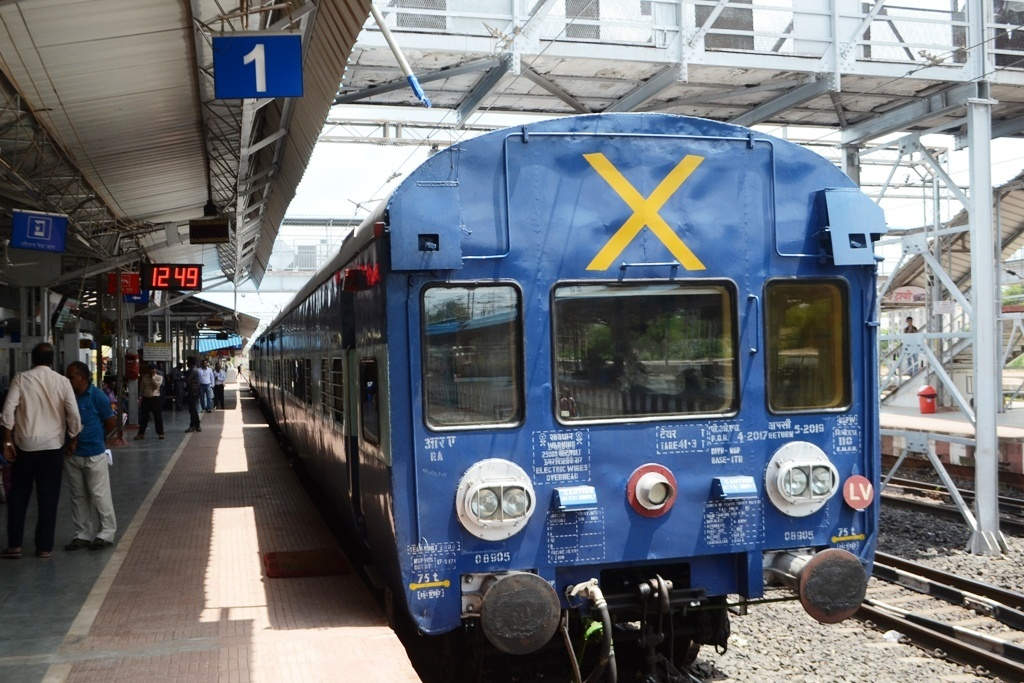 नए साल में सैर-सपाटे में जाने ट्रेनों की टिकट के लिए मारामारी